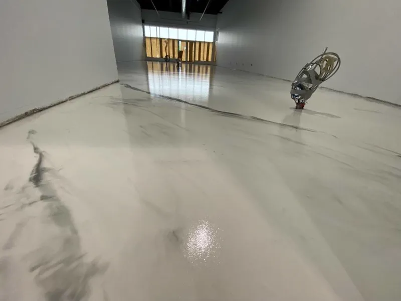 Grande surface commerciale avec plancher d'époxy métallique gris à Mascouche