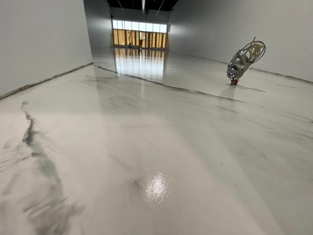 Grande salle commerciale avec plancher d'époxy métallique gris coulé sans joint