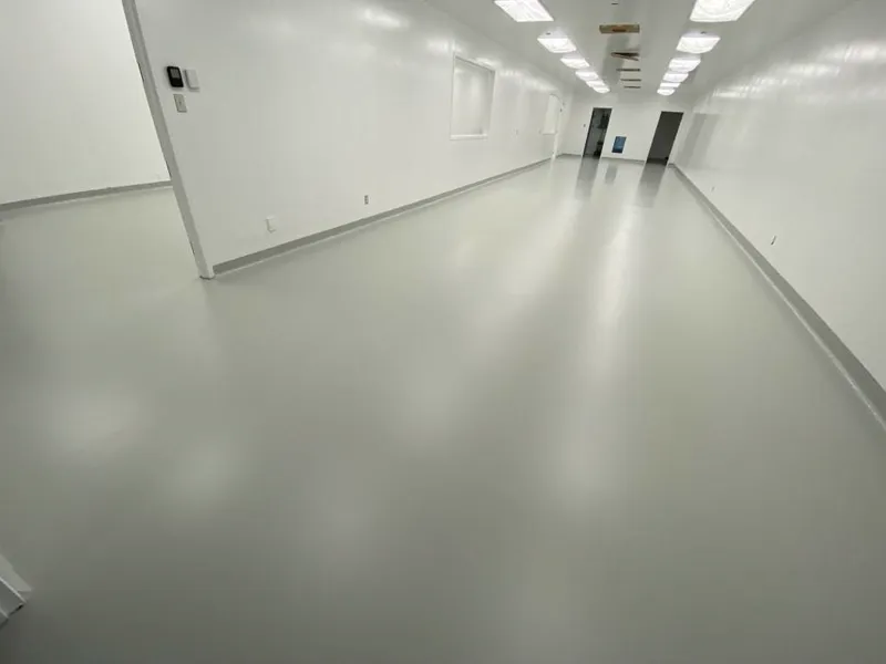 Corridor institutionnel avec plancher d'époxy gris uniforme