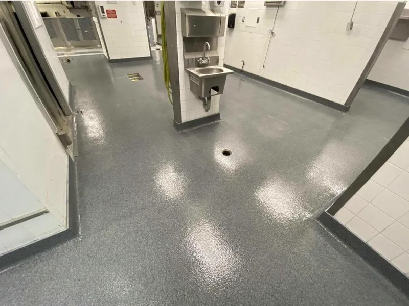 Cuisine commerciale avec plancher d'époxy gris hygiénique sans joint