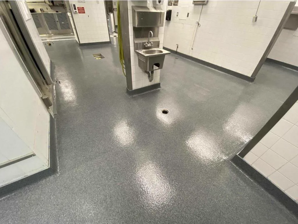 Cuisine commerciale avec plancher d'époxy gris hygiénique sans joint