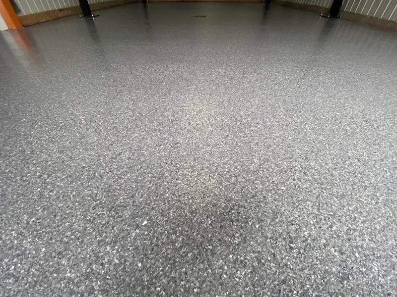 Gros plan sur un plancher commercial à flocons gris au fini lustré