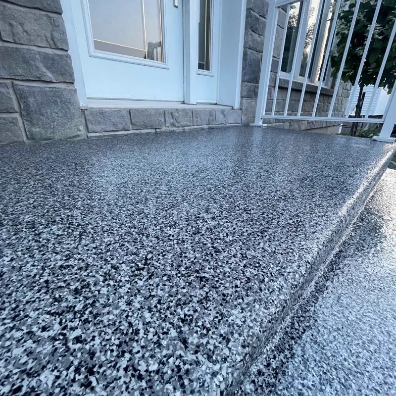 Marches extérieures en béton recouvertes d'un fini à flocons gris antidérapant