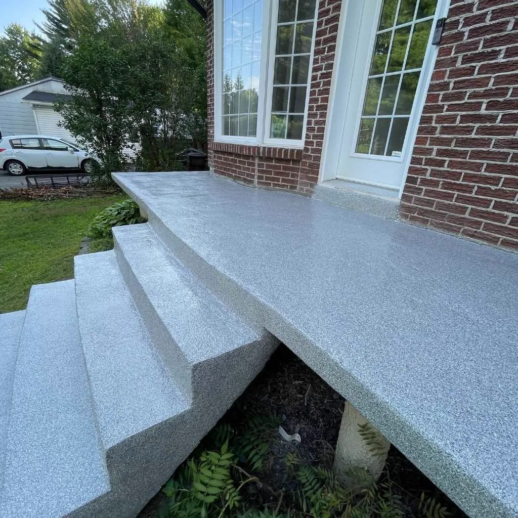 Marches extérieures en béton recouvertes d'un fini à flocons gris réalisé à Charlemagne