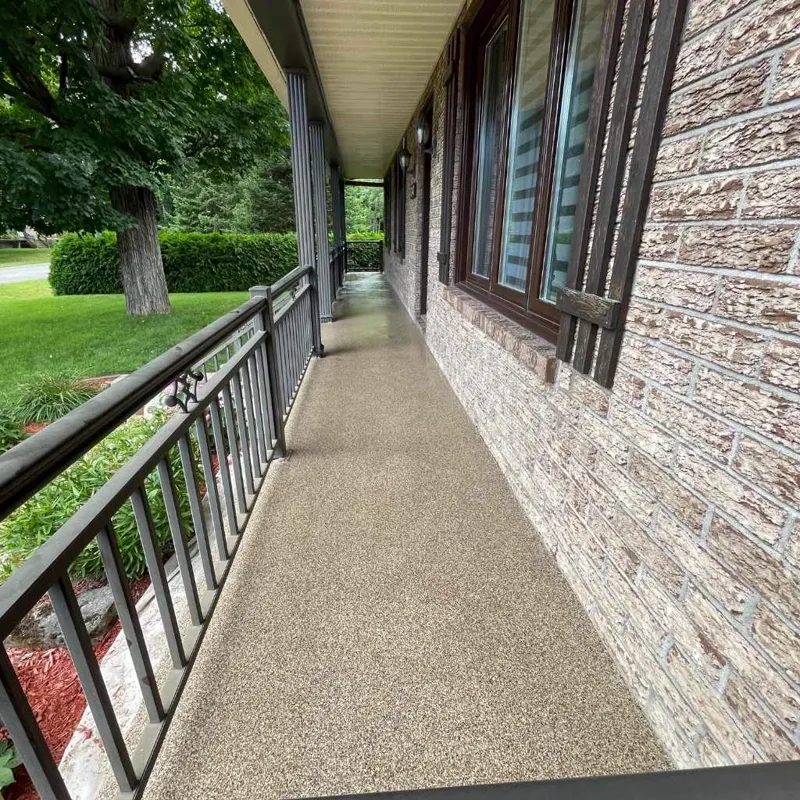 Passage extérieur le long d'une maison avec revêtement à flocons beige
