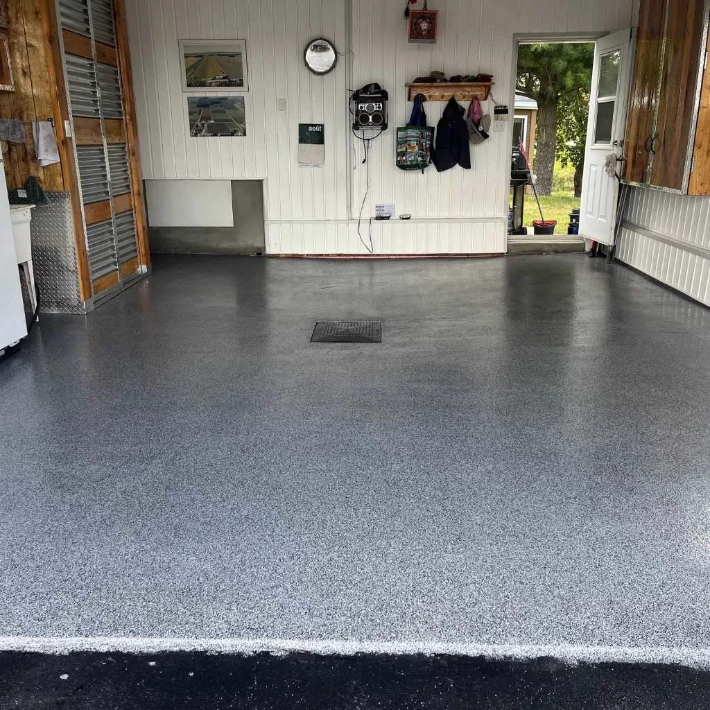 Plancher de garage en époxy à flocons de vinyle gris réalisé à Mascouche