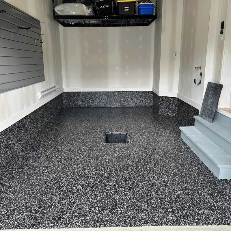 Garage double avec plancher à flocons noir et gris et rangement mural