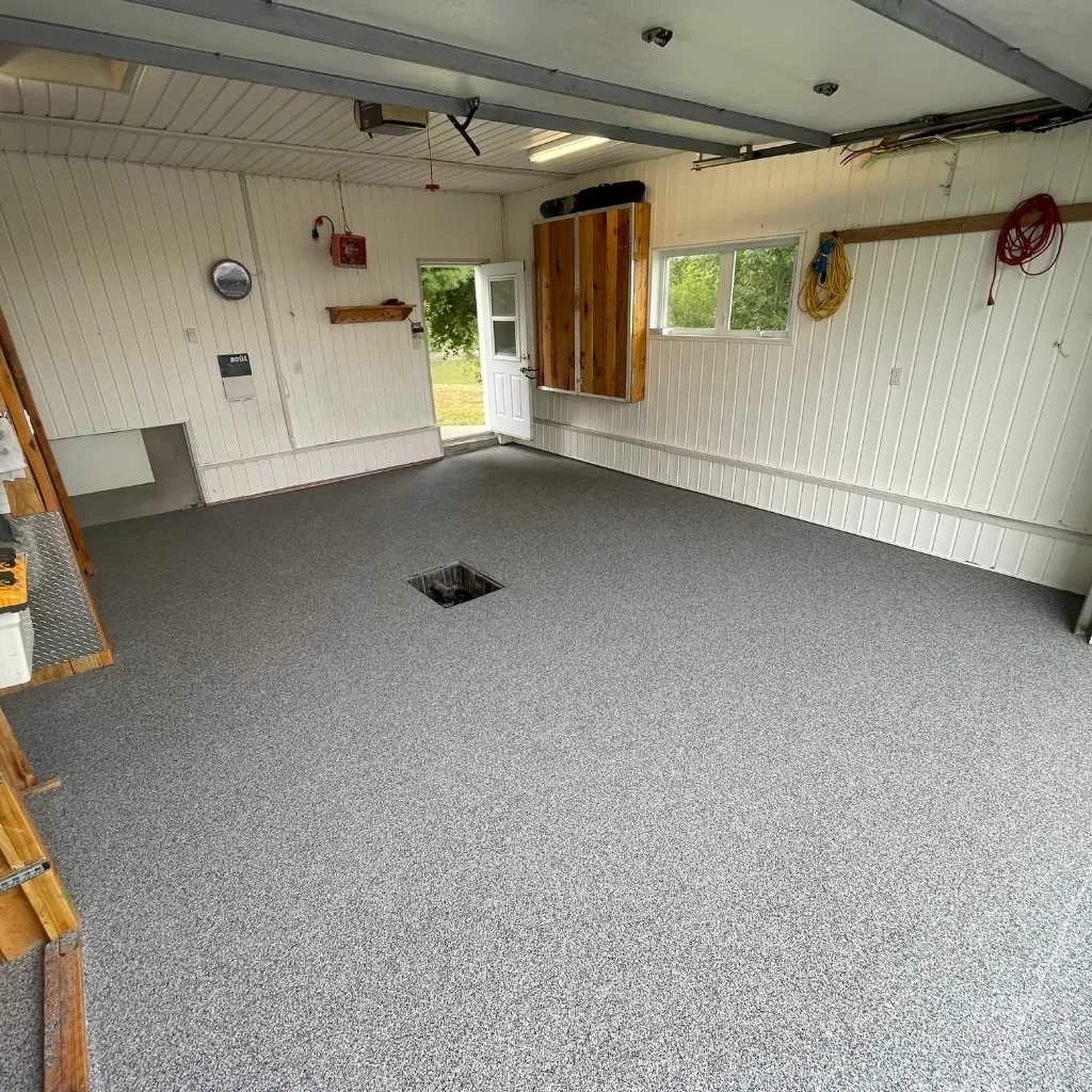 Garage attenant avec plancher à flocons gris clair fini au polyaspartique