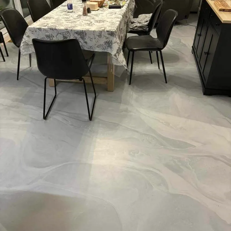 Cuisine et salle à manger avec plancher d'époxy métallique gris perle