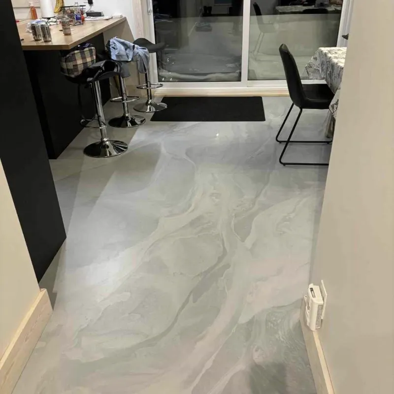 Coin repas avec îlot et plancher d'époxy métallique gris à effet nuagé