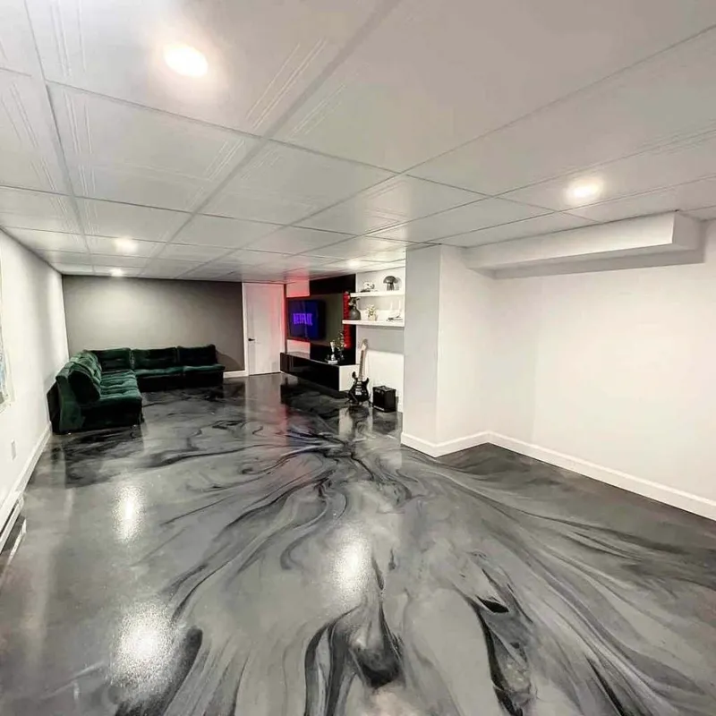 Grand sous-sol aménagé avec plancher d'époxy métallique gris et noir