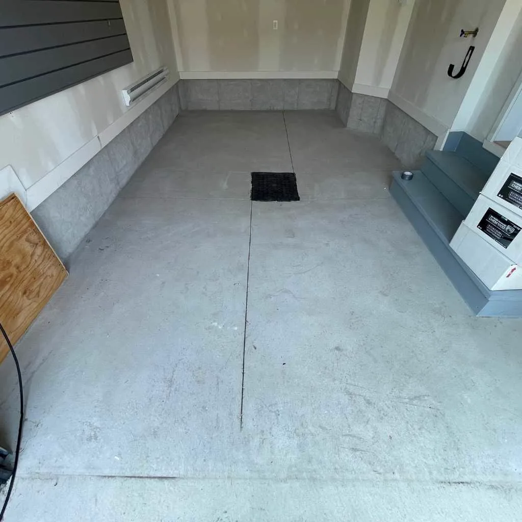 Dalle de béton nue dans un garage, prête à recevoir un revêtement