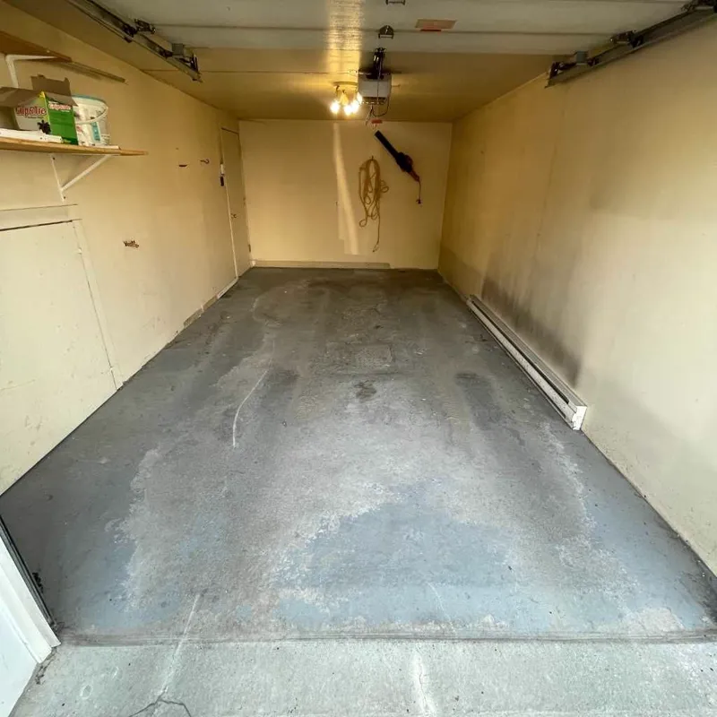 Garage avec dalle de béton tachée avant les travaux