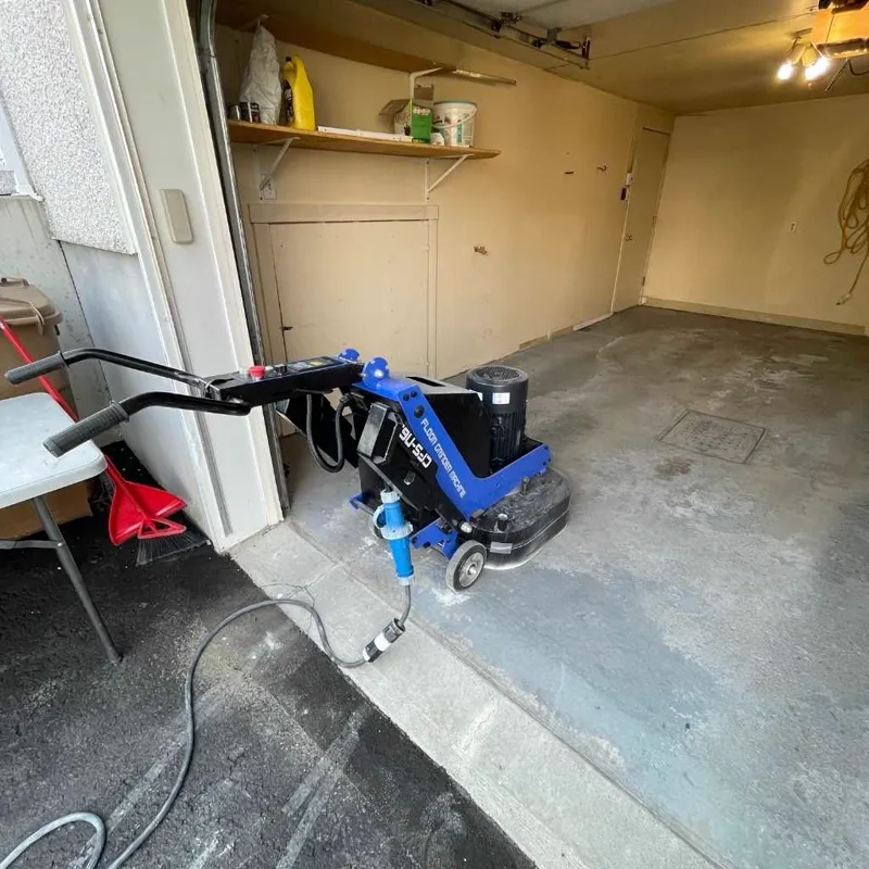 Meuleuse à béton diamantée en cours de préparation d'un plancher de garage